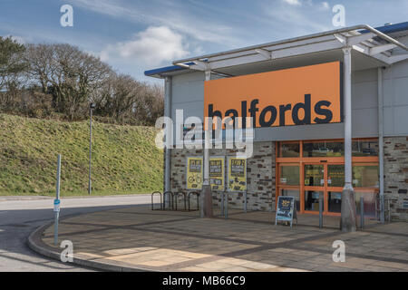 Exterior of Halfords retail shop on the Bodmin Retail Estate, Cornwall. Out of town shopping and Death of the High Street concepts. Stock Photo