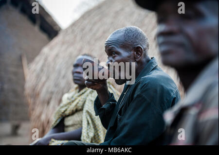 Internally displaced persons at a feeding centre in Dungu, Democratic Republic of Congo Stock Photo