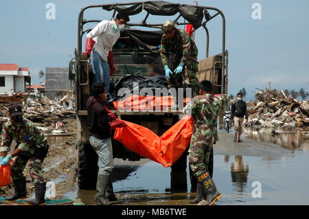 Banda Aceh, Indonesia - 1/17/2005 : Indonesian army and volunteers ...