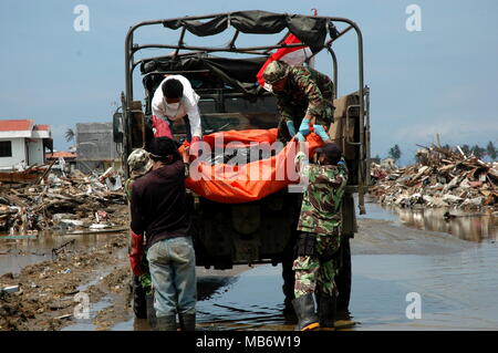 Banda Aceh, Indonesia - 1/17/2005 : Indonesian army and volunteers ...