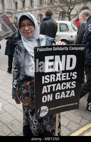 London, UK. 7th April 2018. Hundreds of protestors against Israel soldiers killing of 28 Palestinians on Palestinian Land Day march and journalist in Gaze. Protestors demand the UK government to hold Israel crime and stop arming Israel and Palestinian right to return to Palestine build from blood and sweat thousands of years to the present on 7 April 2017 outside Downing Street, London, UK Credit: See Li/Alamy Live News Stock Photo