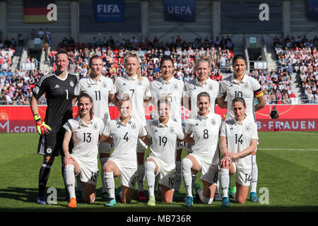 07 April 2018, Germany, Halle (Saale): Soccer, Women's, World Cup qualifier, Germany - vs Czech Republic in the Erdgas Sportpark. German players before the game. Photo: Jan Woitas/dpa-Zentralbild/dpa Stock Photo