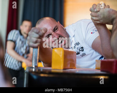 07 April 2018, Germany, Rodenbach: Ronnie Liefeld from Frankfurt/Oder grimacing whilst pushing. Around 100 athletes are taking part in the 31st championship. Photo: Andreas Arnold/dpa Stock Photo