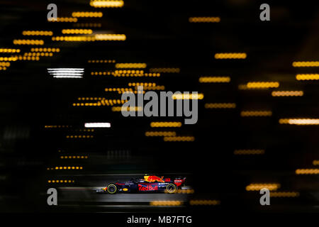 33 VERSTAPPEN Max (nld), Aston Martin Red Bull Tag Heuer RB14, action during 2018 Formula 1 FIA world championship, Bahrain Grand Prix, at Sakhir from April 5 to 8 | usage worldwide Stock Photo