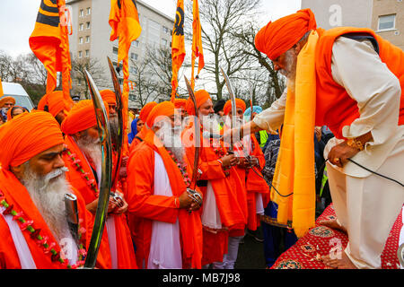 Glasgow, UK. 8th April, 2018. Thousands of Sikhs from across Scotland met in Glasgow to parade in the traditional festival of Vaisakhi when committed Sikhs, male and female, celebrate Khaldsa. Credit: Findlay/Alamy Live News Stock Photo
