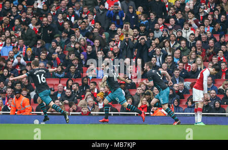 London, UK. 8th April, 2018.  Charlie Austin of Southampton celebrates scoring to make it 2-2 during the Premier League match between Arsenal and Southampton at Emirates Stadium on April 8th 2018 in London, England. (Photo by Arron Gent/phcimages.com) Credit: PHC Images/Alamy Live News Stock Photo