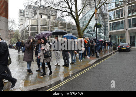 Victoria, London, UK. 8th April 2018. Hungarians queue around Victoria, in London voting in the Hungarian parliamentary election, 2018. Credit: Matthew Chattle/Alamy Live News Stock Photo