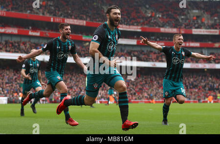 Southampton's Charlie Austin celebrates scoring his side's second goal of the game during the Premier League match at the Emirates Stadium, London. Stock Photo