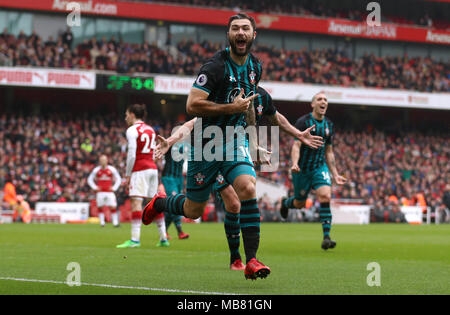 Southampton's Charlie Austin celebrates scoring his side's second goal of the game during the Premier League match at the Emirates Stadium, London. Stock Photo