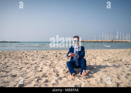 Enjoying life. Back side of young man looking at the sea, vacations  lifestyle, mindfulness, summer fun concept Stock Photo