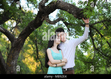 https://l450v.alamy.com/450v/mb92e4/young-couple-on-the-first-date-mb92e4.jpg