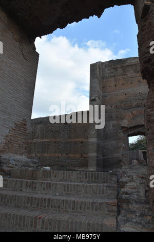 Ruins of the Hall of the Philosophers at Hadrian's Villa, Tivoli Italy. The villa was built as a retreat at Tibur for Roman Emperor Hadrian during the Stock Photo