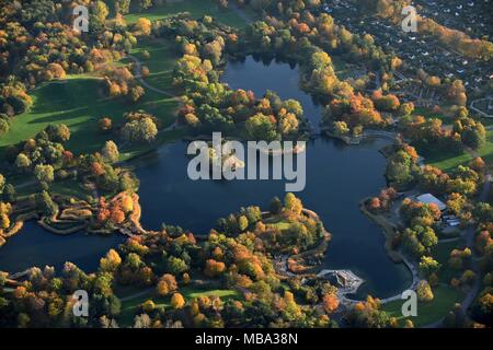 Berlin, Germany. 30th Oct, 2016. BERLIN 30.10.2016 Autumnal trees on the banks of the Hauptsee lake in Britzer Garten park in Berlin, Germany. Credit: Robert Grahn - NO WIRE SERVICE - | usage worldwide/dpa/Alamy Live News Stock Photo