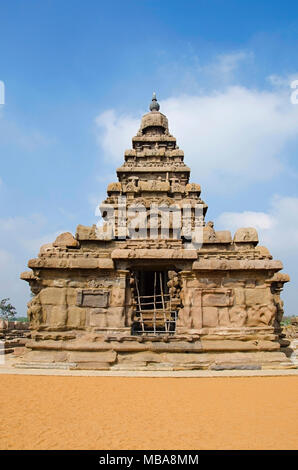 Outer view of the Shore Temple, built in 700 – 728 AD, Mahabalipuram, Tamil Nadu, India. It is so named because it overlooks the shore of the Bay of B Stock Photo