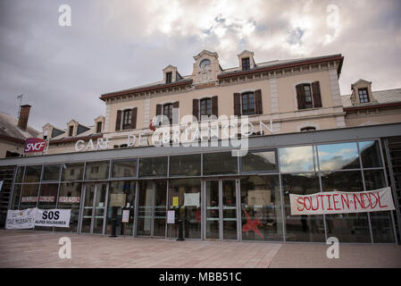 April 9, 2018 - Briancon, France-April 9, 2018: Migrants Border France Italy, Briancon train station occupied by migrants and social centers to accommodate undocumented migrants in France. Credit: Stefano Guidi/ZUMA Wire/Alamy Live News Stock Photo