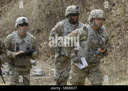 Dongducheon, GYEONGGI, SOUTH KOREA. 10th Apr, 2018. April 10, 2018-Dongducheon, South Korea- U.S.-KOR Combine Force take part in an annual best warrior competition at U.S. military base Camp Casey in dongducheon, South Korea. The U.S. 2nd Infantry Division holds its annual Best Warrior Competition where 25 Soldiers compete in a variety of events testing them both physically and mentally. Credit: Ryu Seung-Il/ZUMA Wire/Alamy Live News Stock Photo