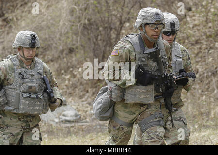 Dongducheon, GYEONGGI, SOUTH KOREA. 10th Apr, 2018. April 10, 2018-Dongducheon, South Korea- U.S.-KOR Combine Force take part in an annual best warrior competition at U.S. military base Camp Casey in dongducheon, South Korea. The U.S. 2nd Infantry Division holds its annual Best Warrior Competition where 25 Soldiers compete in a variety of events testing them both physically and mentally. Credit: Ryu Seung-Il/ZUMA Wire/Alamy Live News Stock Photo