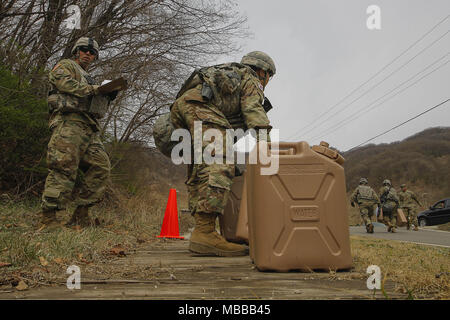 Dongducheon, GYEONGGI, SOUTH KOREA. 10th Apr, 2018. April 10, 2018-Dongducheon, South Korea- U.S.-KOR Combine Force take part in an annual best warrior competition at U.S. military base Camp Casey in dongducheon, South Korea. The U.S. 2nd Infantry Division holds its annual Best Warrior Competition where 25 Soldiers compete in a variety of events testing them both physically and mentally. Credit: Ryu Seung-Il/ZUMA Wire/Alamy Live News Stock Photo