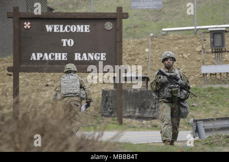 Dongducheon, GYEONGGI, SOUTH KOREA. 10th Apr, 2018. April 10, 2018-Dongducheon, South Korea- U.S.-KOR Combine Force take part in an annual best warrior competition at U.S. military base Camp Casey in dongducheon, South Korea. The U.S. 2nd Infantry Division holds its annual Best Warrior Competition where 25 Soldiers compete in a variety of events testing them both physically and mentally. Credit: Ryu Seung-Il/ZUMA Wire/Alamy Live News Stock Photo