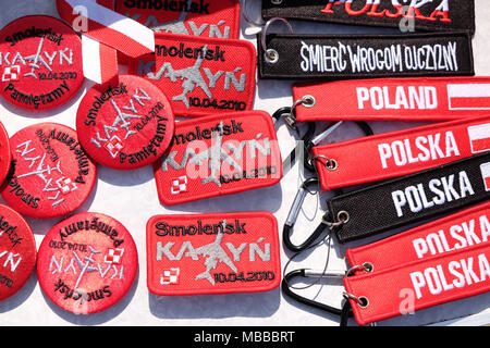 Warsaw, Poland - Tuesday 10th April 2018 - Souvenir badges on sale at Plac Pilsudskiego for the commemoration service to remember the victims of the Smolensk ( Russia ) air crash in 2010 when a Polish Air Force VIP jet crashed killing 96 individuals including the then President of Poland Lech Kaczyński and his wife Maria. Photo Steven May / Alamy Live News Stock Photo