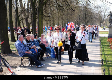 Warsaw, Poland - Tuesday 10th April 2018 - Poles arrive at Plac Pilsudskiego to take part in the commemoration service to remember the victims of the Smolensk ( Russia ) air crash in 2010 when a Polish Air Force VIP jet crashed killing 96 individuals including the then President of Poland Lech Kaczyński and his wife Maria. Photo Steven May / Alamy Live News Stock Photo