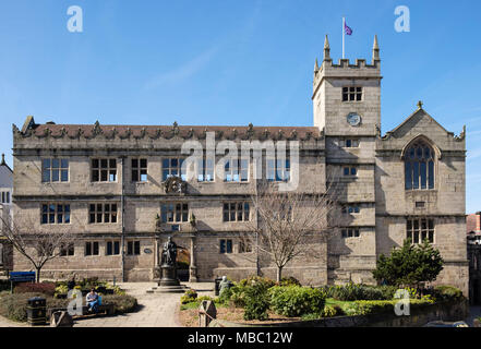 Charles Darwin statue and public Library in a 16th century building formerly Shrewsbury School. Shrewsbury, Shropshire, West Midlands, England, UK Stock Photo