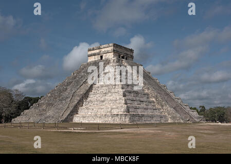 Temple of Kukulkan (El Castillo) pyramid in Chichen Itza, Yucatan, Mexico Stock Photo
