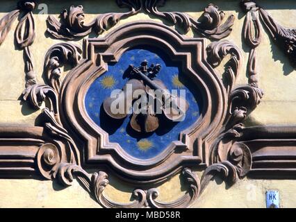 Symbols - Violins. Decorative bas relief on the Nerudova in Prague, Czech Republic.The three little fiddles recalls the fact that between 1667 and 1748, the house belonged to three generations of violin makers. Stock Photo