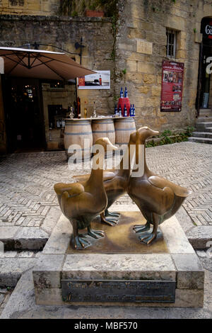 Les Trois Oie, The Three Geese statue in Place du Marche aux Oies the market square Sarlat la Caneda Dordogne France Stock Photo