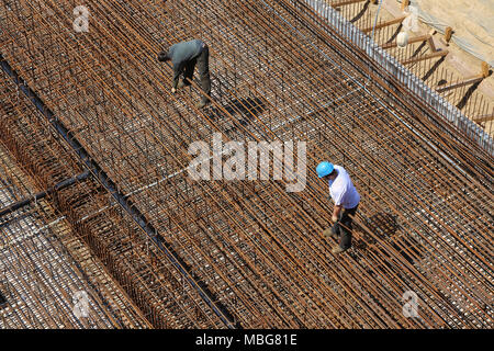 Arbeiter legen Bewehrungsstahl Stock Photo