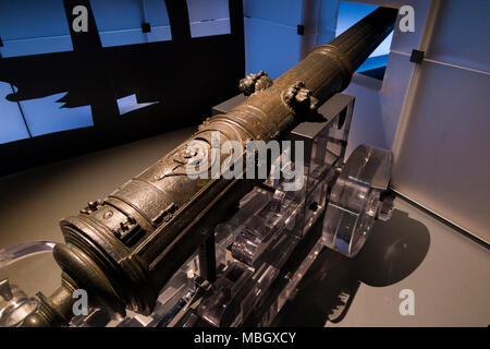 Tudor cannon / ship's gun found in the wreck of The Mary Rose; warship of the English Tudor navy of King Henry VIII The Mary Rose Museum, Historic dockyard, Portsmouth, UK Stock Photo