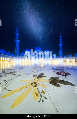 Sheikh Zayed Grand Mosque at dusk, Abu-Dhabi, UAE Stock Photo