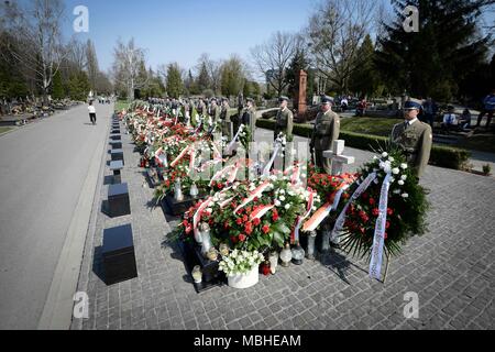 Warsaw, Poland. 10th Apr, 2018. Polish soldiers line up in the cemetery of the victims of the plane crash in Smolensk of Russia at the Powazki Military Cemetery in Warsaw, Poland, on April 10, 2018. Poland marked on Tuesday the eighth anniversary of the plane crash in Smolensk of Russia in which 96 Polish people, including the then-Polish President Lech Kaczynski, were killed. Credit: Jaap Arriens/Xinhua/Alamy Live News Stock Photo