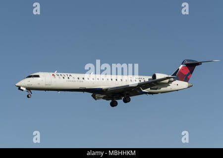 Calgary, Alberta, Canada. 24th Aug, 2016. A Delta Connection Bombardier CRJ-700 (N641CA) narrow-body single-aisle twin-engine jet airliner, operated by SkyWest Airlines, on final approach for landing at Calgary International Airport. Credit: Bayne Stanley/ZUMA Wire/Alamy Live News Stock Photo