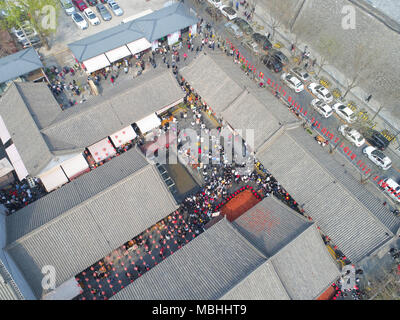 April 9, 2018 - Xi'An, Xi'an, China - Xi'an, CHINA-9th April 2018: Numerous tourists wait in a long line to experience 'drink wine and break the bowl' in Xi'an, northwest China's Shaanxi Province. Credit: SIPA Asia/ZUMA Wire/Alamy Live News Stock Photo