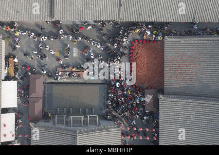 April 9, 2018 - Xi'An, Xi'an, China - Xi'an, CHINA-9th April 2018: Numerous tourists wait in a long line to experience 'drink wine and break the bowl' in Xi'an, northwest China's Shaanxi Province. Credit: SIPA Asia/ZUMA Wire/Alamy Live News Stock Photo