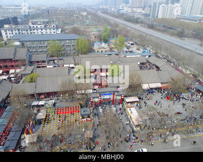 April 9, 2018 - Xi'An, Xi'an, China - Xi'an, CHINA-9th April 2018: Numerous tourists wait in a long line to experience 'drink wine and break the bowl' in Xi'an, northwest China's Shaanxi Province. Credit: SIPA Asia/ZUMA Wire/Alamy Live News Stock Photo