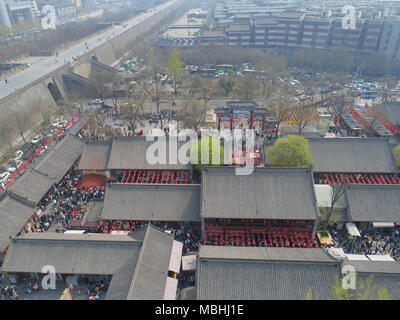 April 9, 2018 - Xi'An, Xi'an, China - Xi'an, CHINA-9th April 2018: Numerous tourists wait in a long line to experience 'drink wine and break the bowl' in Xi'an, northwest China's Shaanxi Province. Credit: SIPA Asia/ZUMA Wire/Alamy Live News Stock Photo