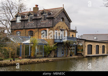 Grand Junction Canal house on Grand Union Canal at Berkhamsted, Hertfordshire Stock Photo