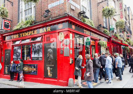 Tourists walking in the Temple Bar area, Dublin, Ireland Stock Photo