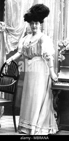 Fashion, Woman in white dress, 1900s, imperial period, Germany Stock Photo