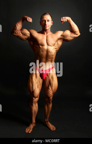 Front Lat Spread Pose at Toronto Pro Bodybuilding Contest Editorial Image -  Image of bodybuilding, physique: 93702555