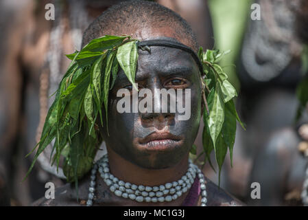 Kumipana Warrior Women Group parading at Mount Hagen Show brings together sing-si Stock Photo