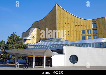 The Berliner Philharmonie concert hall, home to the Berlin Philharmonic Orchestra, architect Hans Scharoun, West elevation & main concert hall Stock Photo