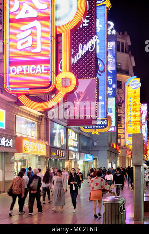 Neon lights and shoppers on Nanjing Road at night, Shanghai, China Stock Photo