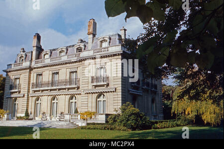 Das Haus der Herzogin von Windsor, Wallis Simpson, im Bois de Boulogne bei Paris, Frankreich 1974. The mansion of Wallis Simpson, Duchess of Windsor, at Bois de Boulogne near Paris, France 1974. Stock Photo