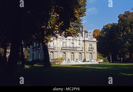 Das Haus der Herzogin von Windsor, Wallis Simpson, im Bois de Boulogne bei Paris, Frankreich 1974. The mansion of Wallis Simpson, Duchess of Windsor, at Bois de Boulogne near Paris, France 1974. Stock Photo