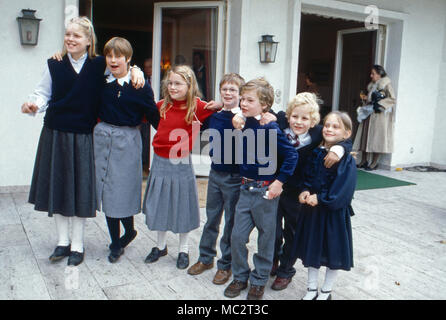 Die Schar der Enkelkinder (v. l.) Rixa, Nathaly, Bibiane, Patrick Edward, Sebastian, Georg Friedrich und Kira Marina bei der Feier des 75. Geburtstags von Prinz Louis Ferdinand von Preußen in der Villa Monbijou in Berlin, Deutschland 1982. The swarm of grandchildren at the celebration of the 75th birthday of Louis Ferdinand, Prince of Prussia at Villa Monbijou in Berlin, Germany 1982. Stock Photo