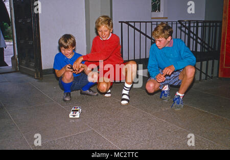 Georg Friedrich, Prinz von Preußen (Mitte), spielt mit seinen Cousins auf der Burg Hohenzollern, Deutschland 1986. Georg Friedrich, Prince of Prussia (center) playing with his cousins at Hohenzollern castle, Germany 1986. Stock Photo