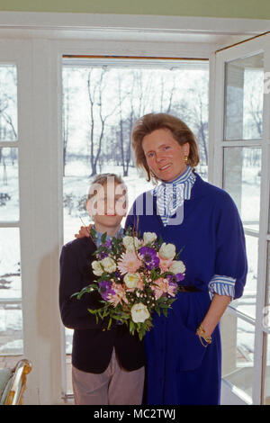 Georg Friedrich, Prinz von Preußen, mit seiner Mutter Donata in Fischerhude, Deutschland 1986. Georg Friedrich, Prince of Prussia, with his mother Donata at Fischerhude, Germany 1986. Stock Photo